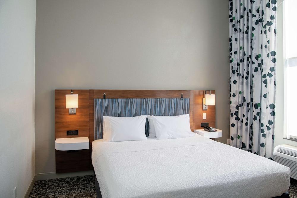 Hampton & Sherman Oaks Hotel 3*