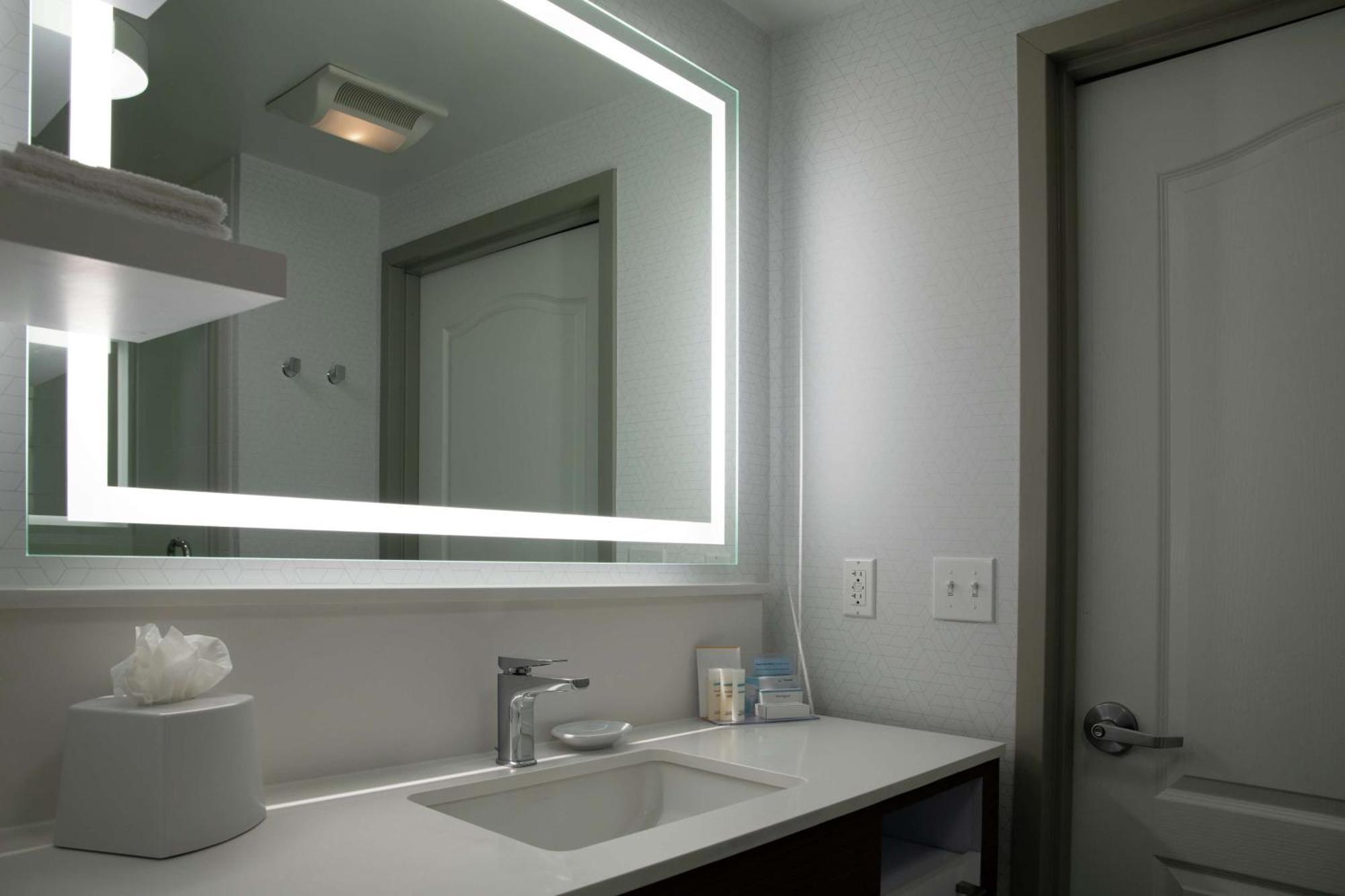 Hampton & Sherman Oaks Hotel