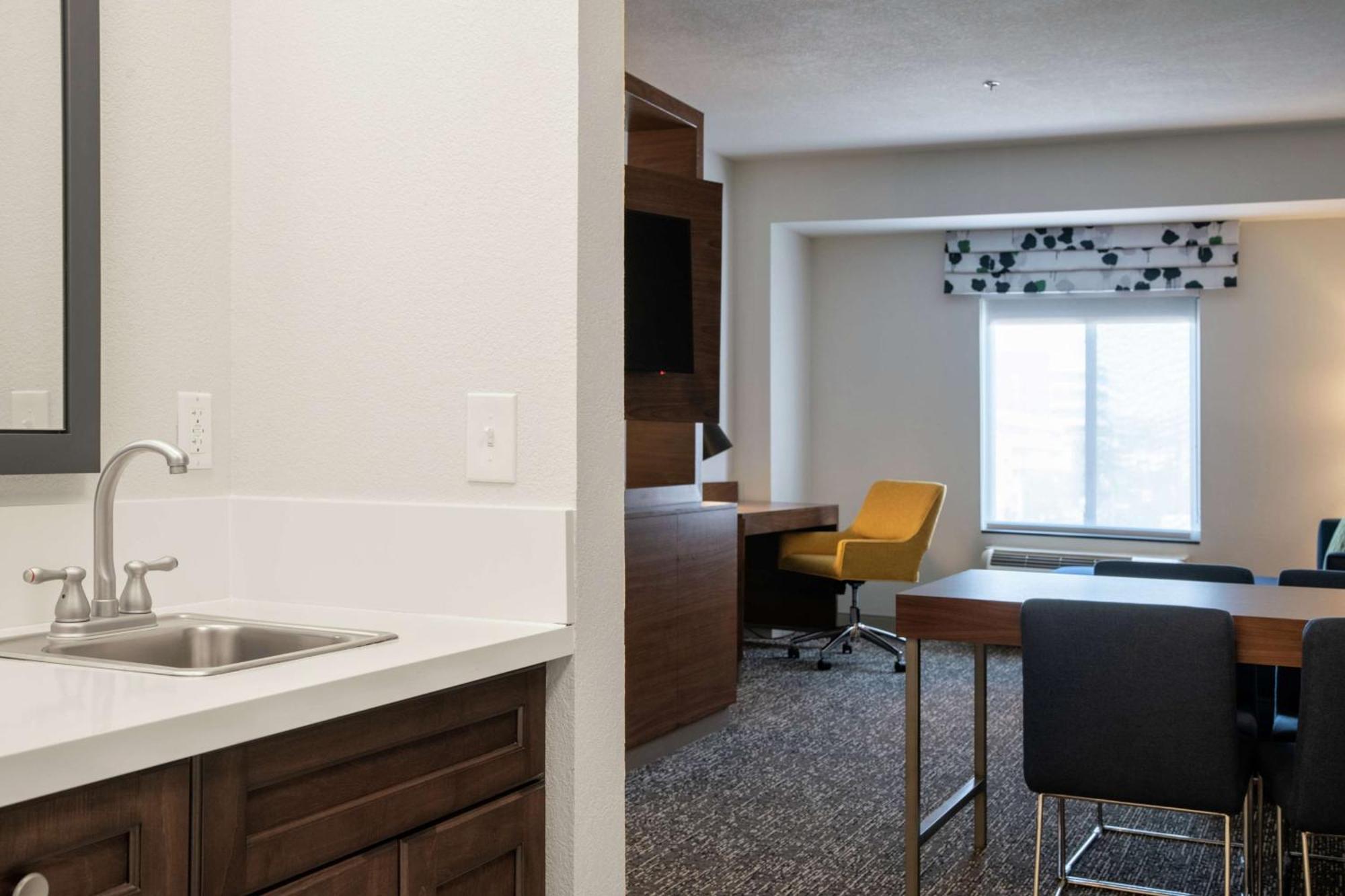 Hampton & Sherman Oaks Hotel 3*