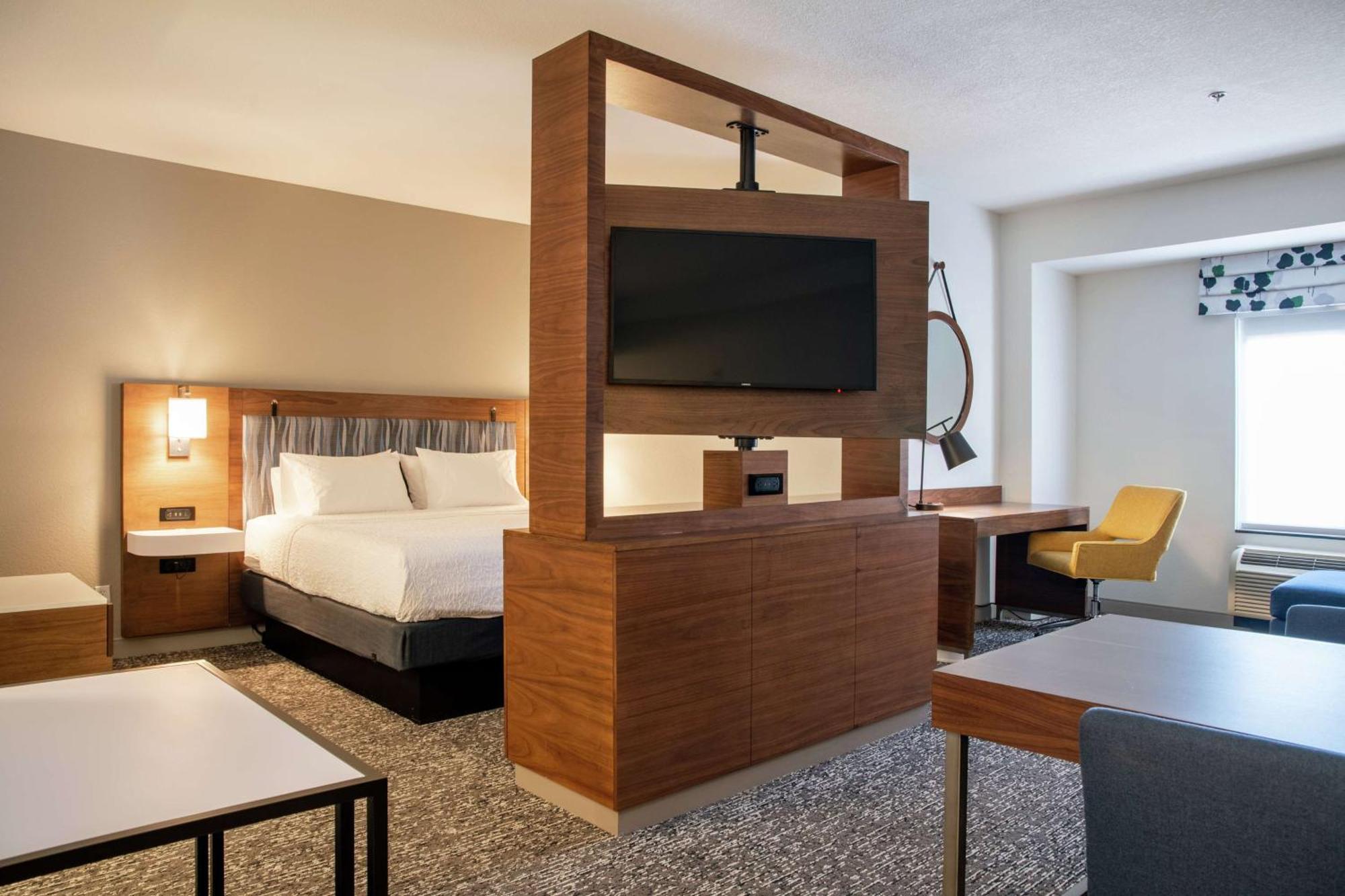 Hampton & Sherman Oaks Hotel 3*