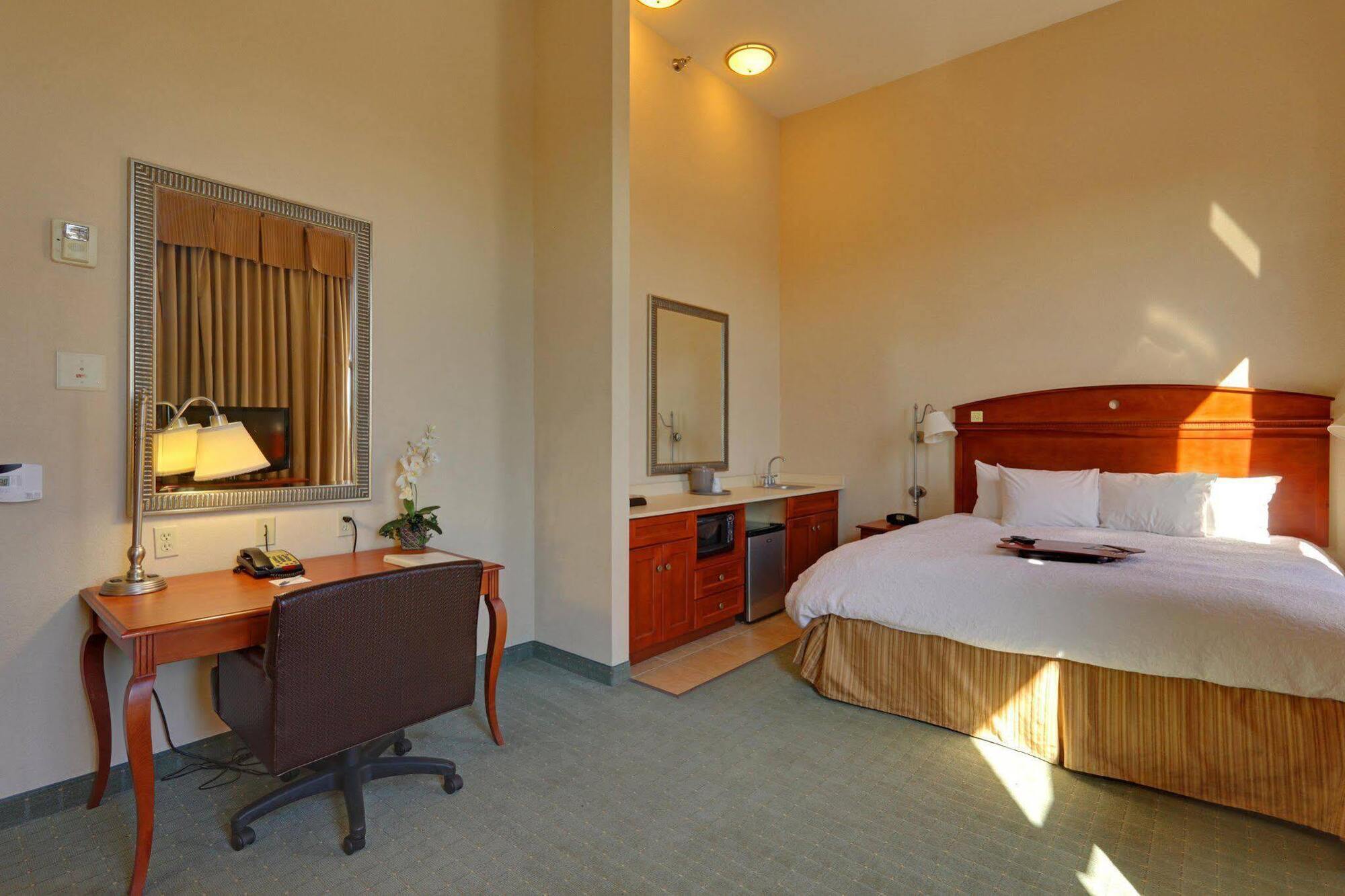 Hampton & Sherman Oaks 3*