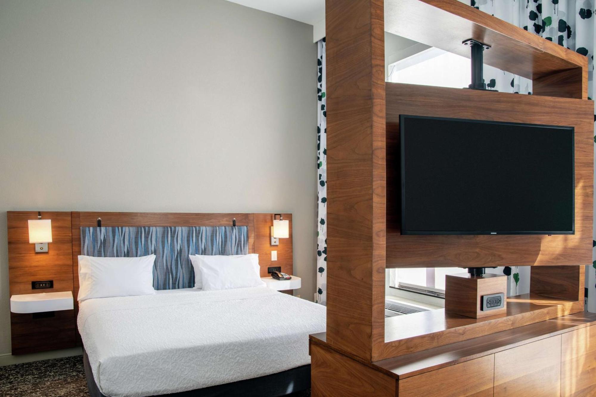 Hampton & Sherman Oaks 3*